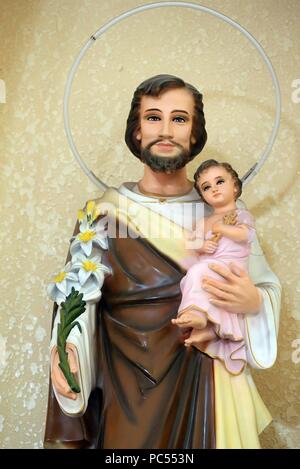 Dalat Kathedrale. Saint-Joseph mit dem Kind Christus in seine Arme. Dalat. Vietnam. | Verwendung weltweit Stockfoto