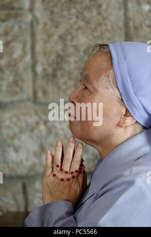 Bai Dau katholische Kirche. Katholische Nonne beten. Vung Tau. Vietnam. | Verwendung weltweit Stockfoto