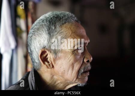 Bahnar (Ba Na) ethnische Gruppe. Portrait des alten Mannes. Kon Tum. Vietnam. | Verwendung weltweit Stockfoto