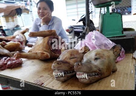 Kon Tum Markt. Frau Verkauf von Hundefleisch. Vietnam. | Verwendung weltweit Stockfoto