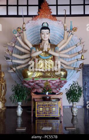 Linh eine buddhistische Pagode. Tausend bewaffneten Avalokitesvara, der Bodhisattva des Mitgefühls. Statue. Dalat. Vietnam. | Verwendung weltweit Stockfoto