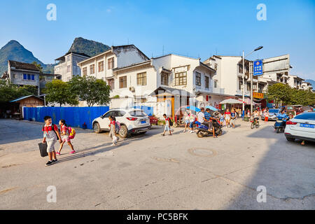 Xingping, Guangxi, China - 18. September 2017: Schüler Spaziergang entlang einer Strasse der Stadt Xingping. Stockfoto