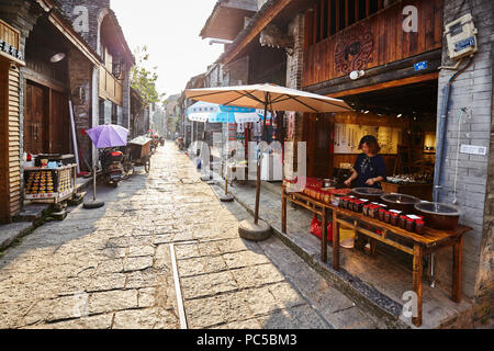 Xingping, Guangxi, China - 18. September 2017: Straße der alten Stadt Xingping bei Sonnenuntergang. Stockfoto