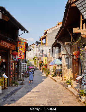 Xingping, Guangxi, China - 18. September 2017: Straße der alten Stadt Xingping bei Sonnenuntergang. Stockfoto