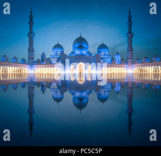 Sheikh Zayed Grand Moschee bei Nacht Abu-Dhabi, VAE Stockfoto