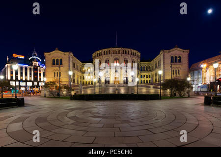 OSLO, Norwegen 27. APRIL 2018: Nachtansicht des norwegischen Parlaments, Oslo, Norwegen Stockfoto
