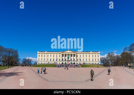 OSLO, Norwegen, 26. APRIL 2018: Touristen besuchen Sie den Königlichen Palast vor dem Palast steht die Statue des Königs Karl Johan, Oslo, Norwegen Stockfoto