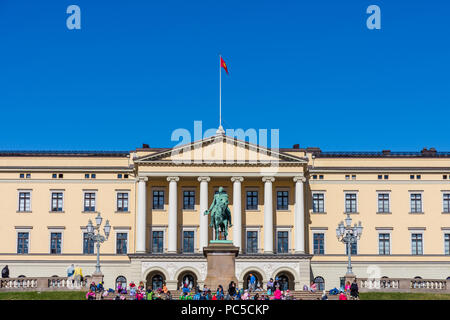 OSLO, Norwegen, 26. APRIL 2018: Touristen besuchen Sie den Königlichen Palast vor dem Palast steht die Statue des Königs Karl Johan, Oslo, Norwegen Stockfoto