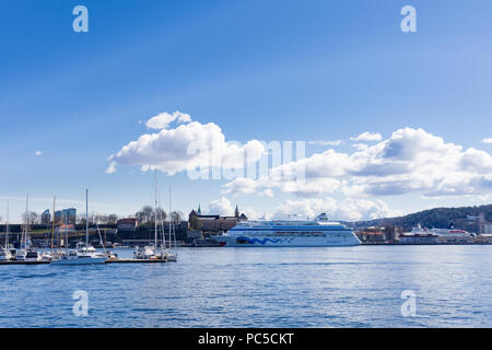 OSLO, Norwegen - 26 April 2018: großes Kreuzfahrtschiff im Hafen von Oslo verankert Stockfoto