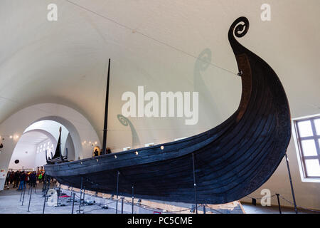 OSLO, Norwegen - 26 April 2018: Wikingerschiff (Drakkar) im Wikinger Museum in Oslo, Norwegen Stockfoto