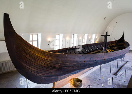 OSLO, Norwegen - 26 April 2018: Wikingerschiff (Drakkar) im Wikinger Museum in Oslo, Norwegen Stockfoto