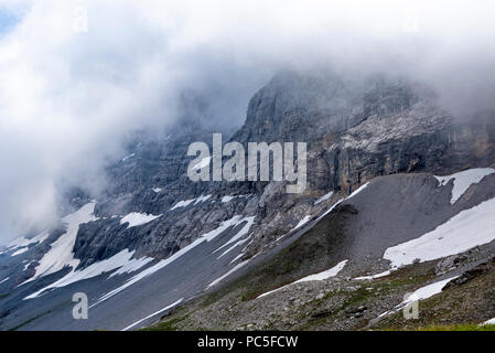 Die Nordwand des Eiger in Wolken von der Eiger Trail, Berner Alpen, Jungfrau Region, Schweiz Stockfoto