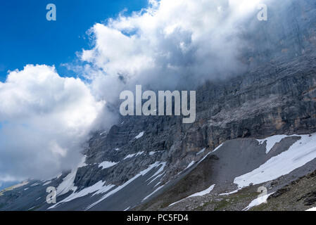 Die Nordwand des Eiger in Wolken von der Eiger Trail, Berner Alpen, Jungfrau Region, Schweiz Stockfoto