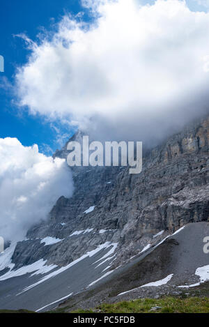 Die Nordwand des Eiger in Wolken von der Eiger Trail, Berner Alpen, Jungfrau Region, Schweiz Stockfoto