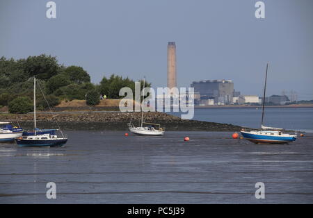 Yachten und Longannet power station Schottland Juli 2018 Stockfoto