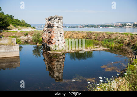 Die Reste der alten monumentale Brücke aus der römischen Zeit, während Kaiser Trajan am rechten Ufer der Donau in Serbien, der Trajan Brücke Stockfoto