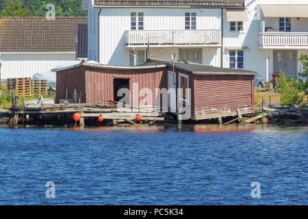 Verfallene Boat House in der Nähe der Waterfront in Kragero Stockfoto