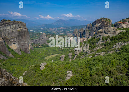 Meteora schöner Stein Formen und Berge mit Kloster in Griechenland Stockfoto