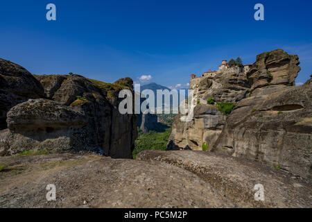 Meteora schöner Stein Formen und Berge mit Kloster in Griechenland Stockfoto