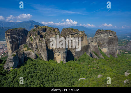 Meteora schöner Stein Formen und Berge mit Kloster in Griechenland Stockfoto