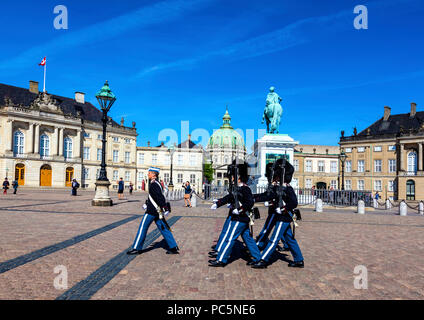 Ändern der Wachmann am Schloss Amalienborg in Kopenhagen, Dänemark, durch die Königliche Garde Stockfoto