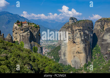 Meteora schöner Stein Formen und Berge mit Kloster in Griechenland Stockfoto