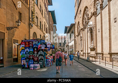 Die Leute, die auf der Suche an Marktständen in einem mittelalterlichen Straße in Florenz, Toskana, Italien Stockfoto