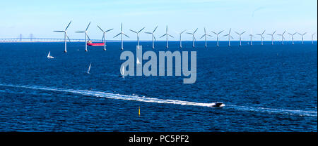 Die Öresundbrücke, eine kombinierte Bahn und Autobahn Brücke über den Öresund zwischen Schweden und Dänemark und den Middelgrunden offshore Wind fa Stockfoto