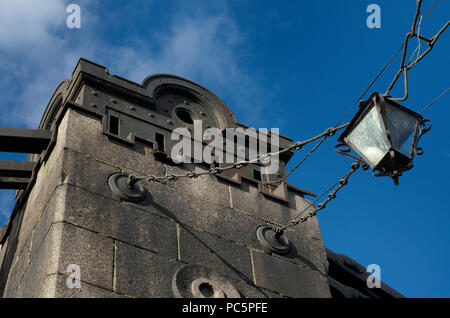 Unterstützung der alten Brücke mit einem alten Lampe hängen die Ketten auf dem Hintergrund der blauen Himmel Stockfoto