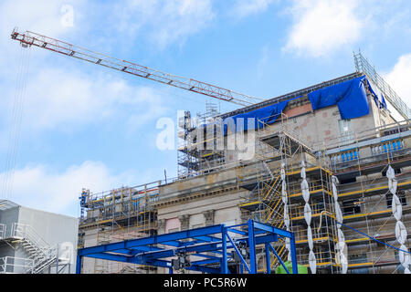 Gerüstbau in der Nähe des Gebäudes. Stockfoto