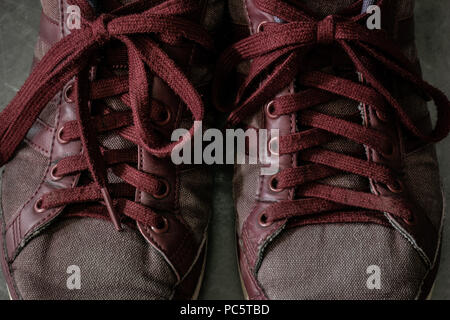 Nahaufnahme von roten Schuhe Knoten Stockfoto