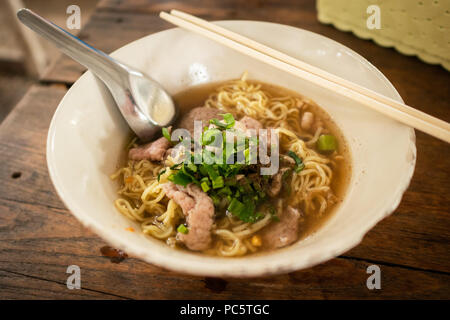 Thai-Chinese gestalteten Nudeln in die Schüssel ein. Stockfoto