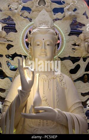 Linh Phuoc buddhistischen Pagode. Giant Golden Buddha stehend. Dalat. Vietnam. | Verwendung weltweit Stockfoto