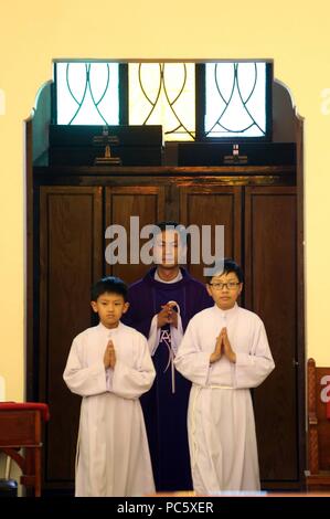 Dalat Kathedrale. Katholische Messe. Priester und Ministranten. Dalat. Vietnam. | Verwendung weltweit Stockfoto