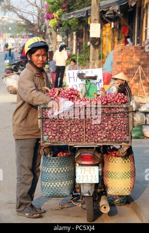 Man frisches oignons in der Straße. Hoi An. Vietnam. | Verwendung weltweit Stockfoto