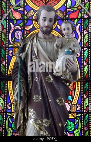 St Philip Kirche (huyen Sy Kirche). Hl. Josef mit dem Kind Christus in seine Arme. Ho Chi Minh City. Vietnam. | Verwendung weltweit Stockfoto