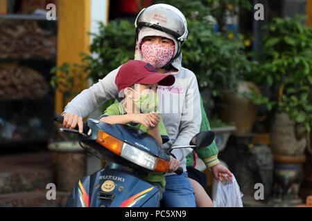 Frau mit Sohn Fahren eines Rollers. Hoi An. Vietnam. | Verwendung weltweit Stockfoto