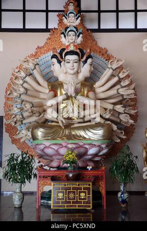 Linh eine buddhistische Pagode. Tausend bewaffneten Avalokitesvara, der Bodhisattva des Mitgefühls. Statue. Dalat. Vietnam. | Verwendung weltweit Stockfoto