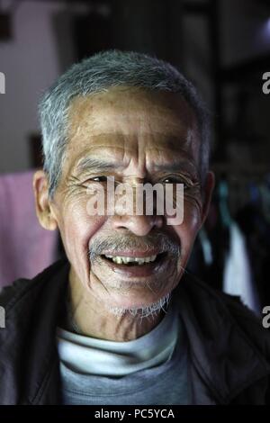 Bahnar (Ba Na) ethnische Gruppe. Portrait des alten Mannes. Kon Tum. Vietnam. | Verwendung weltweit Stockfoto