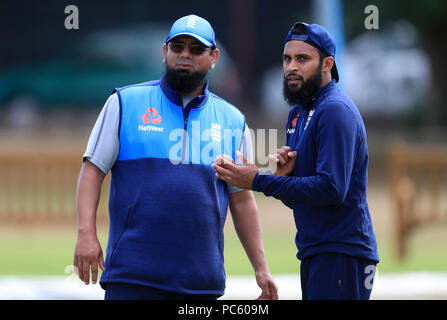 England's Adil Rashid (rechts) mit Spin bowling Berater Saqlain Mushtaq während einer Netze Sitzung in Edgbaston, Birmingham. Stockfoto