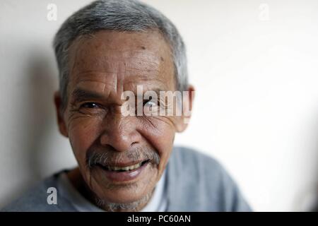 Bahnar (Ba Na) ethnische Gruppe. Portrait des alten Mannes. Kon Tum. Vietnam. | Verwendung weltweit Stockfoto