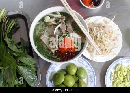 Schüssel vietnamesische Nudelsuppe Pho genannt. Ho Chi Minh City. Vietnam. | Verwendung weltweit Stockfoto