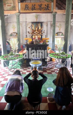 Chua Thien Lam Gehen buddhistische Pagode. Die Gläubigen beten Buddha. Thay Ninh. Vietnam. | Verwendung weltweit Stockfoto