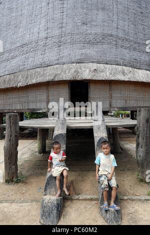 Kommunale Bahnar die ethnischen Minderheiten Rong Haus. Zwei Jungen. Kon Tum. Vietnam. | Verwendung weltweit Stockfoto