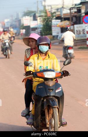 Paar reiten Roller. Thay Ninh. Vietnam. | Verwendung weltweit Stockfoto