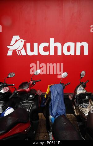 Auchan Supermarkt. Ho Chi Minh City. Vietnam. | Verwendung weltweit Stockfoto