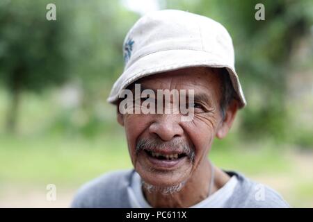 Bahnar (Ba Na) ethnische Gruppe. Portrait des alten Mannes. Kon Tum. Vietnam. | Verwendung weltweit Stockfoto