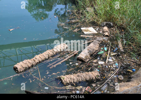 Plastikmüll schwimmt im Wasser an Alumot Dam. Ein Damm auf der südlichen (oder niedriger) Jordan 3 km südlich des Sees Genezareth, die im wesentlichen Baustein Stockfoto