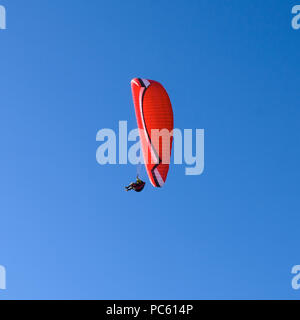 Gleitschirm gegen den Himmel. Stockfoto