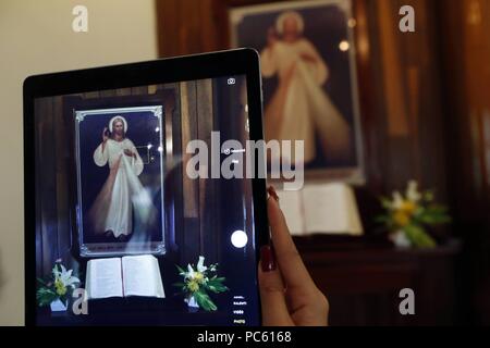 Kirche des Heiligen Herzen Jesu (Nha Tho Tan Dinh). Die Frau mit dem Ipad Tablet, ein Foto zu machen. Ho Chi Minh City. Vietnam. | Verwendung weltweit Stockfoto